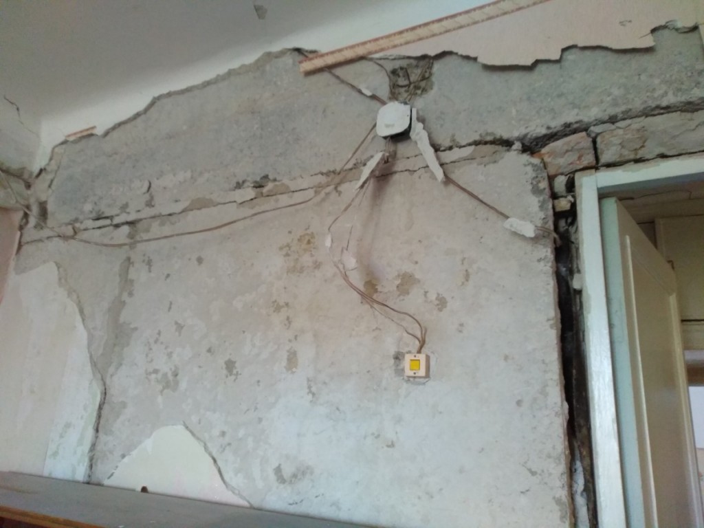 Рушащийся дом на б. Шевченко: ремонтники в квартире разбили стены и оставили оголенными электропровода (ФОТО, ВИДЕО)