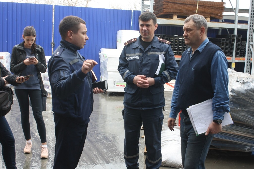 В Запорожье пожарные проверили на безопасность строительный гипермаркет (ФОТО)