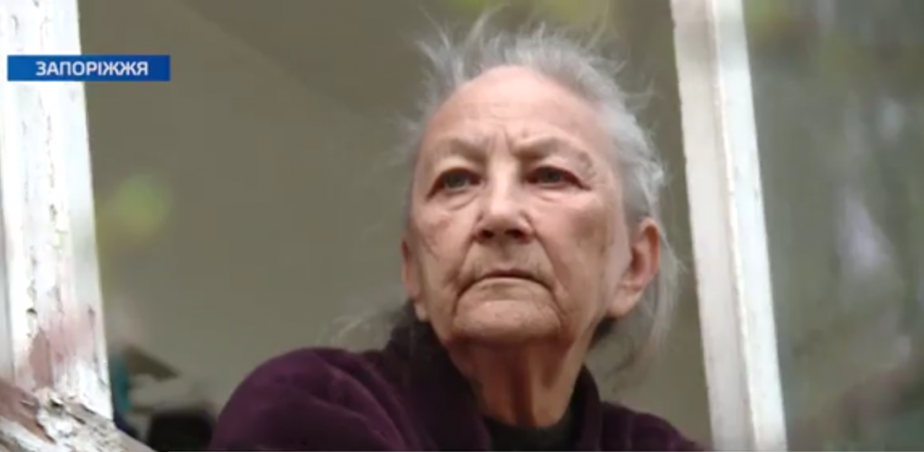 В Запорожье сын несколько месяцев назад закрыл в квартире мать, которую соседи кормят через балкон (ВИДЕО)