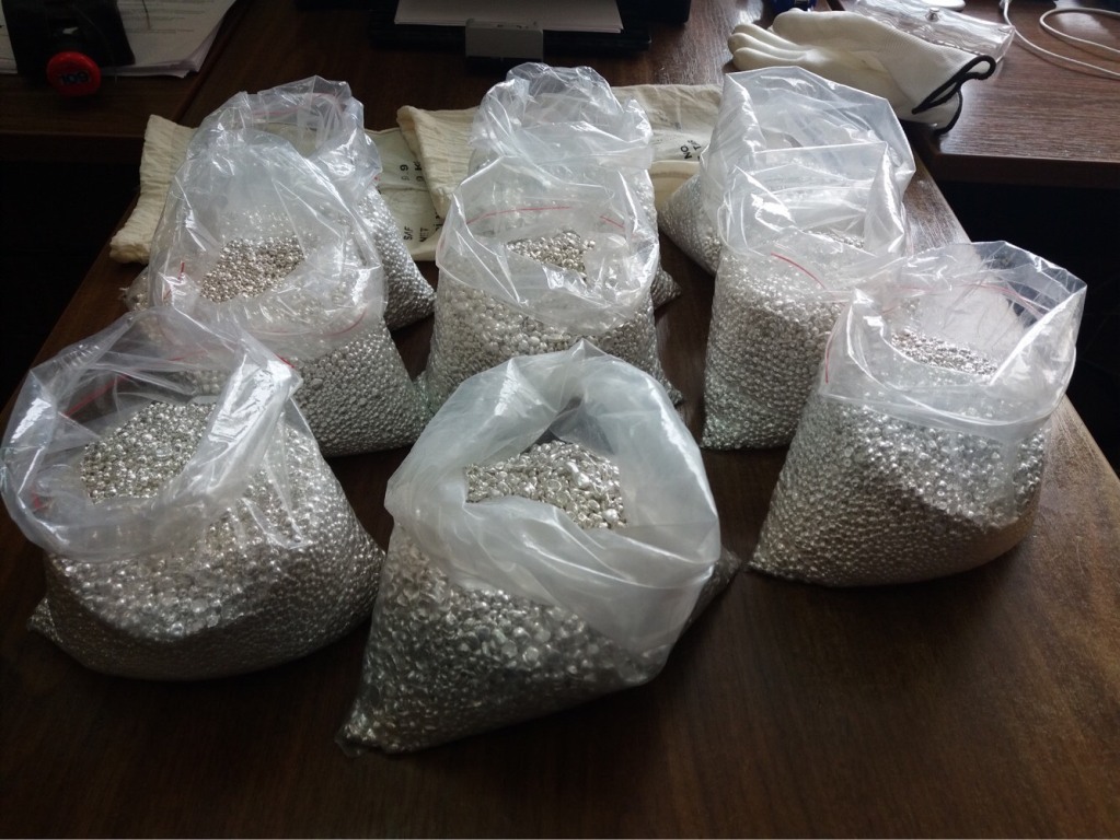 В Запорожье таможенники задержали иностранца с 9-ю пакетами серебра (ФОТО)