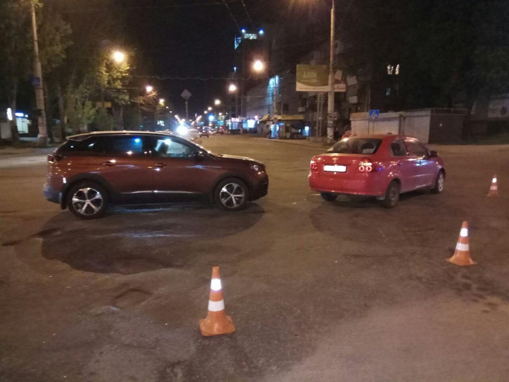 В Запорожье на перекрестке столкнулись два автомобиля (ФОТО)