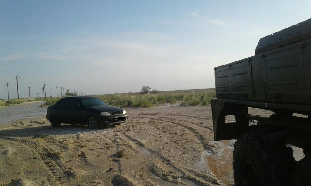 В Запорожской области люди из-за непогоды на море попали в ловушку (ФОТО)