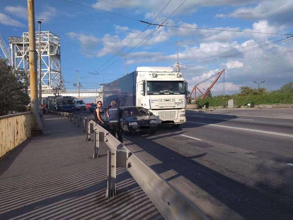 В Запорожье на плотине столкнулись легковушка и фура (ФОТО)