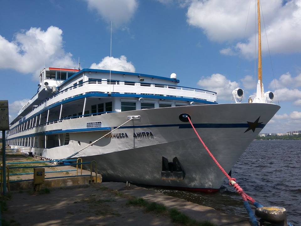 ФОТОФАКТ: в запорожский порт прибыл круизный корабль с иностранцами