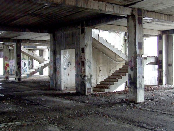 Опасные игры: в центре Запорожья из окна недостроя выпал подросток