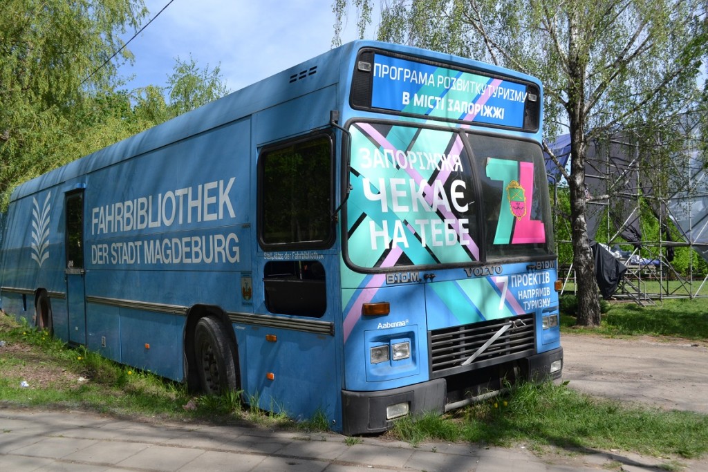 Спущенные шины и разбитое окно: в центральном парке Запорожья забросили «библиотеку на колесах» (ФОТО)