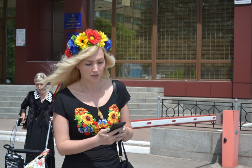 Много ли горожан в праздник надели вышиванки? Фоторепортаж с улиц Запорожья