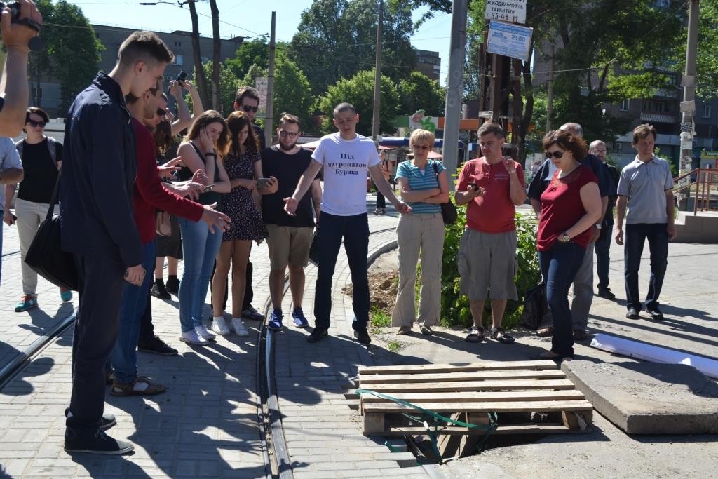 «Антикоррупционная экскурсия»: запорожцам показали, к чему приводит разворовывание бюджета (ФОТО, ВИДЕО)