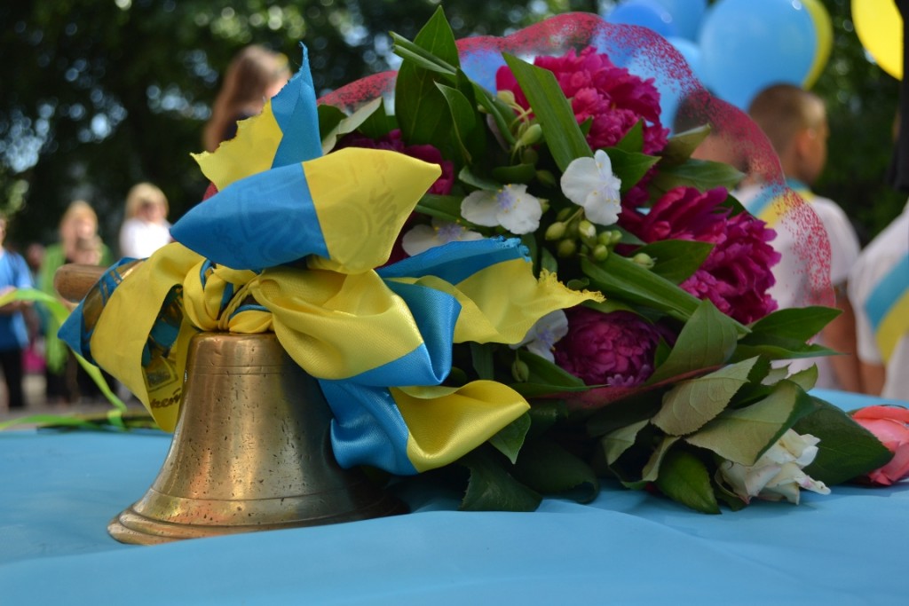 Ее хотят закрыть: как прошел последний звонок в уникальной запорожской школе (ФОТОРЕПОРТАЖ)