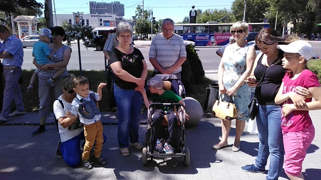 Родители и дети с особенностями пришли на сессию Запорожского горсовета: просят оставить животных в «Дубовке» (ФОТО, ВИДЕО)