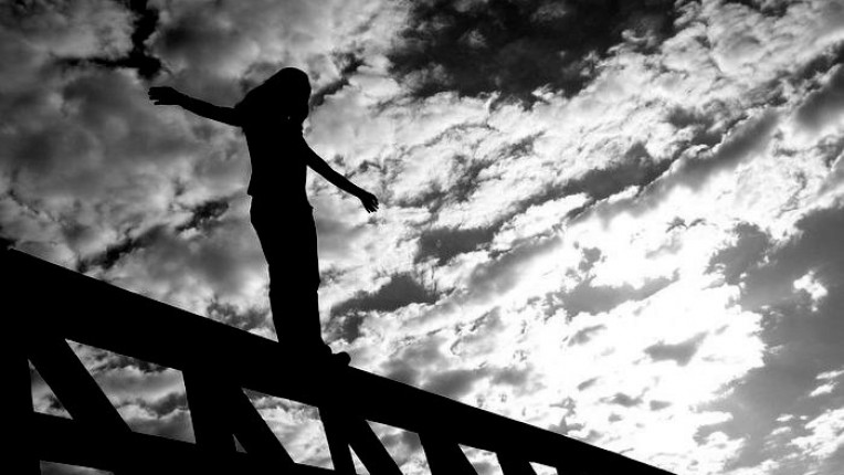 Запорожанка хотела свести счеты с жизнью, пытаясь спрыгнуть на железнодорожные пути (ВИДЕО)