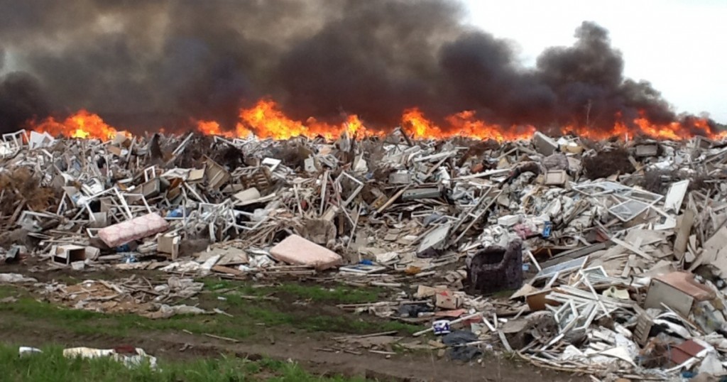 В Запоржской области пожар на стихийной свалке тушили более пяти часов