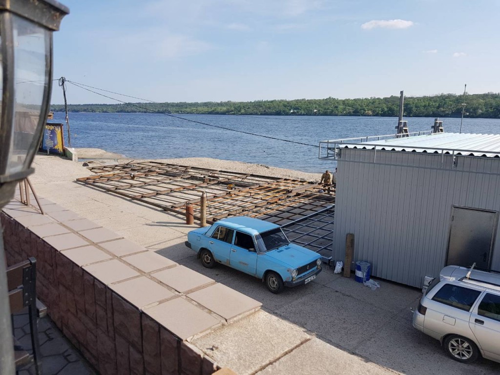 Кафе любой ценой: в Запорожье набережная превратилась в «строительный городок» (ФОТО, ВИДЕО)