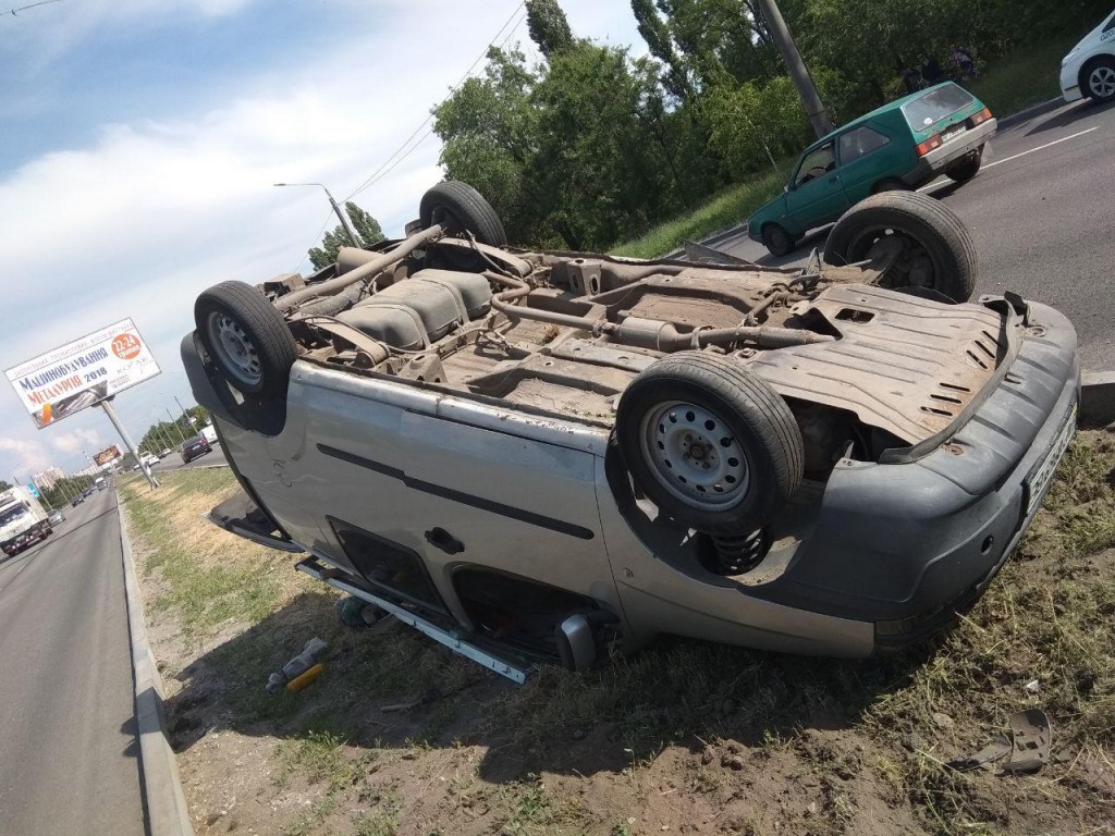 В Запорожье на Набережной магистрали перевернулось авто: пострадал ребенок (ФОТО)