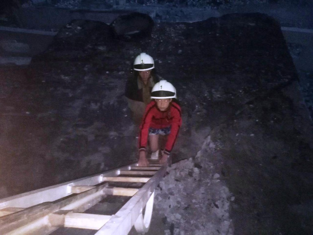 В Запорожье спасатели сняли с крыши недостроя подростка (ФОТО)