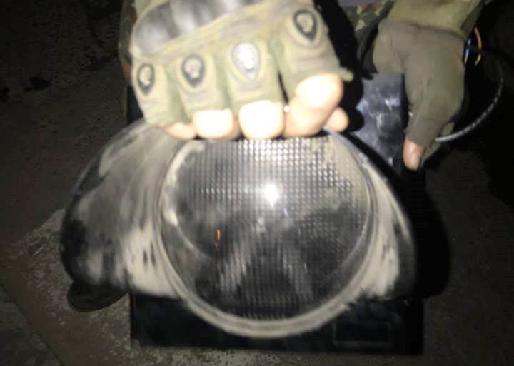 В Запорожье двое молодых парней повредили и похитили часть светофора (ФОТО)