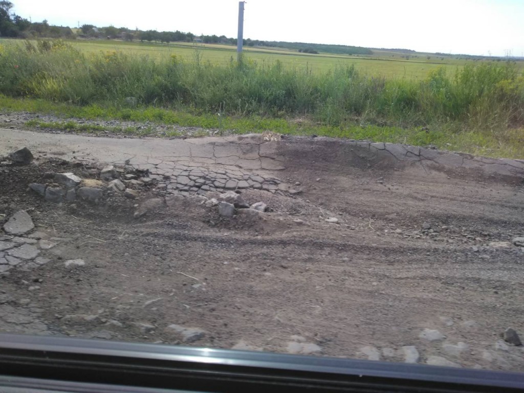 Трассы медленной смерти: как выглядят дороги между райцентрами в Запорожской области (ВИДЕО)