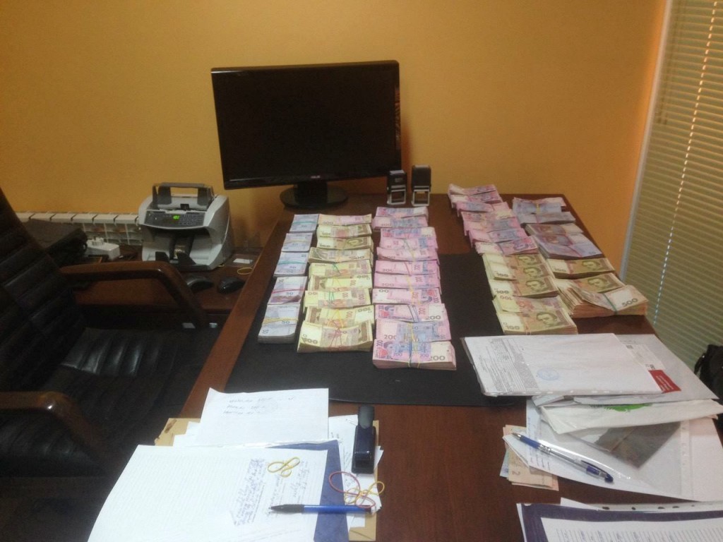 В Запорожье ранее судимый организатор конвертцентра взялся за старое (ВИДЕО)