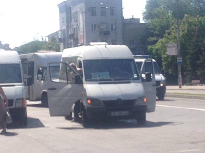 ФОТОФАКТ: в центре Запорожья на светофоре сломалась маршрутка