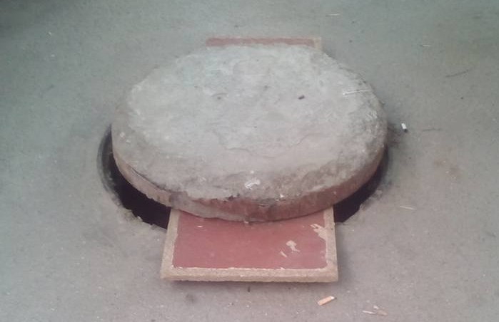 Жители Запорожья боятся за своих детей из-за люков (ФОТО)