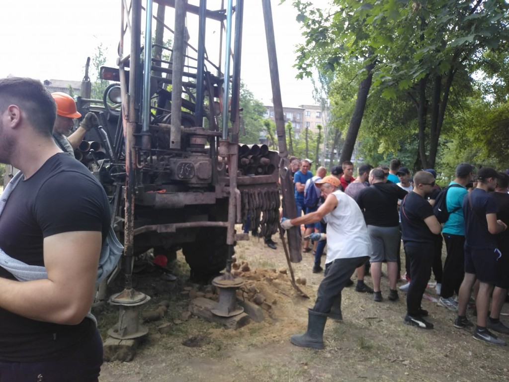 В сквере Яланского начали брать пробы грунта (ФОТО, ВИДЕО)