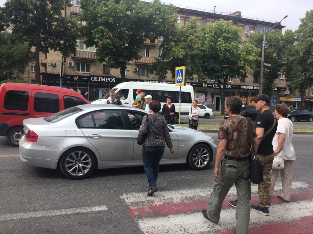 В центре Запорожья активисты, защищающие сквер Яланского, перекрыли проспект (ВИДЕО, ФОТО)