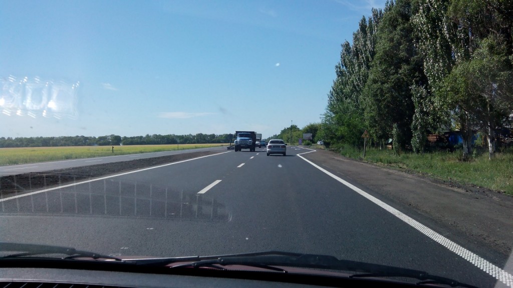 Трасса Днепр-Запорожье: движение открыли, дорожных знаков не поставили: к чему это приводит (ФОТО)