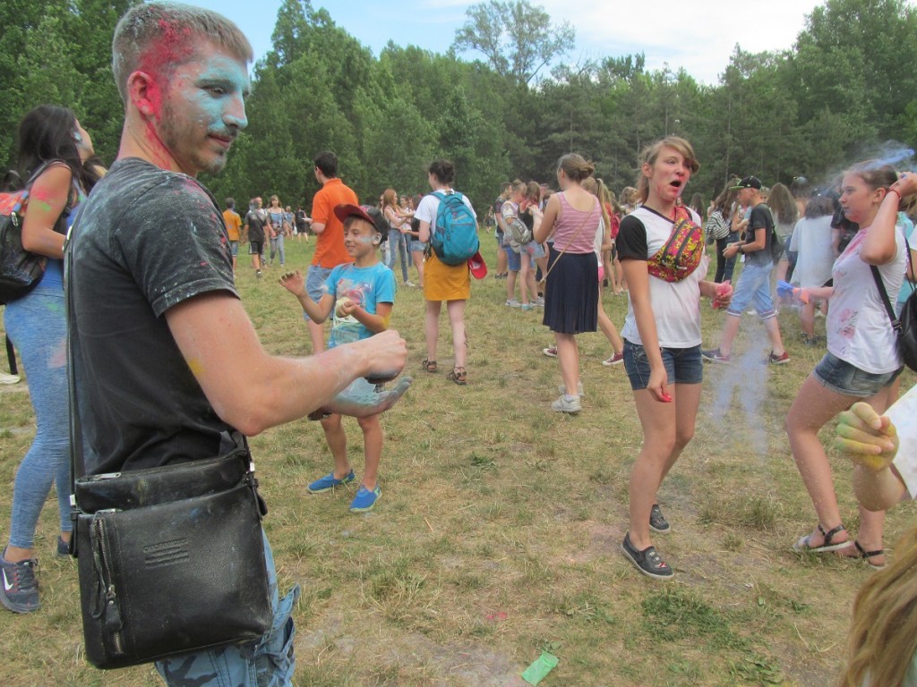 Цвета, которые сближают: запорожцы провели «Color day» в длительных объятиях (ФОТОРЕПОРТАЖ)