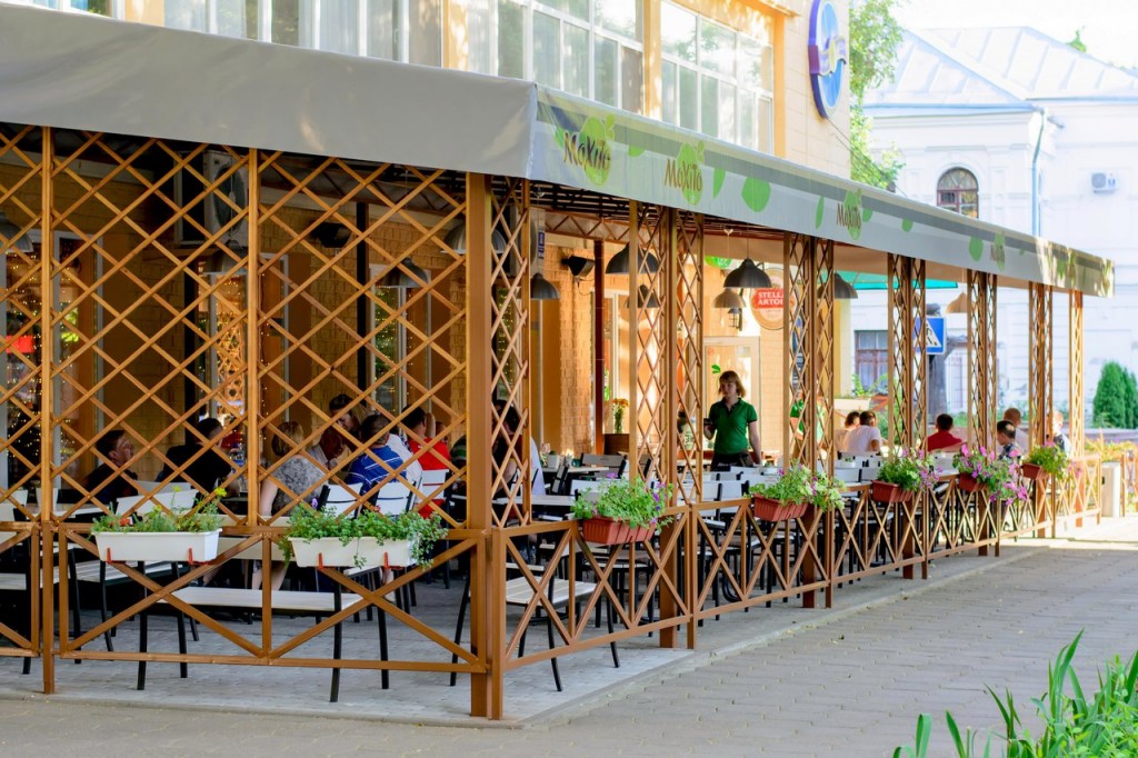 В Запорожье уберут незаконно размешенную летнюю площадку