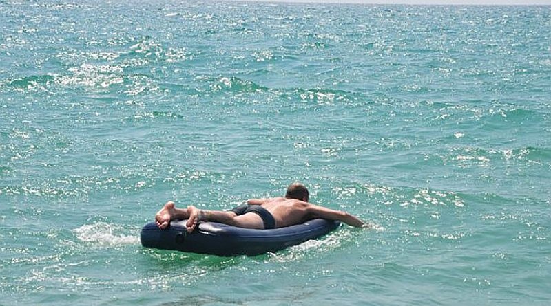 В Запорожской области мужчину едва не унесло в открытое море с матрасом