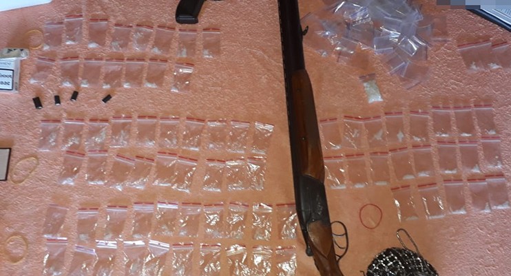 Пистолет, ружье и наркотики: в доме запорожанки хранился незаконный арсенал (ФОТО)