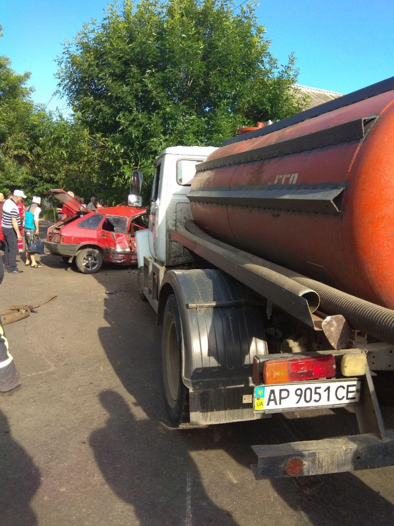 Жуткое ДТП на запорожском курорте: двух деток госпитализировали, 16-летнюю девушку зажало в кресле