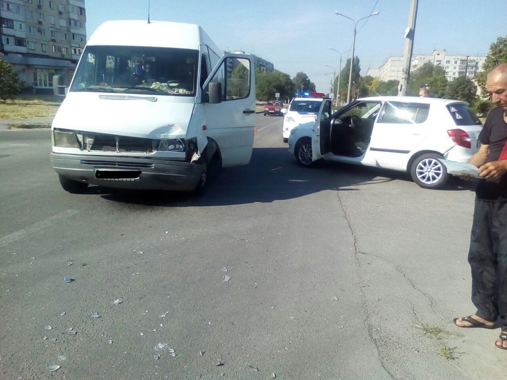 В Запорожье произошло ДТП с маршруткой (ФОТО)