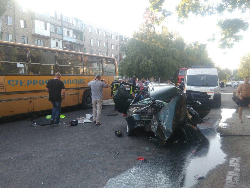 В Запорожье пытаются спасти мать 4-месячного ребенка, пострадавшую в ДТП с автобусом (ФОТО)