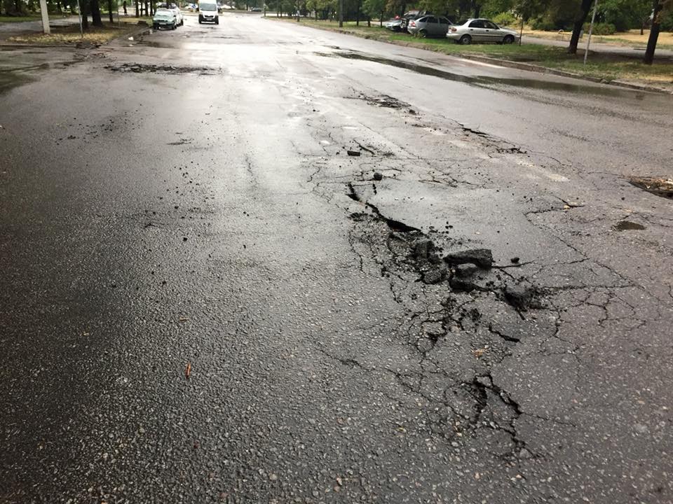 Новая дорога в Запорожье не прошла тест-драйв дождем (ФОТО)