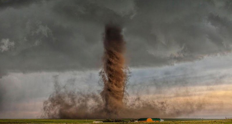 В Запорожской области наблюдали разбушевавшийся смерч (ВИДЕО)