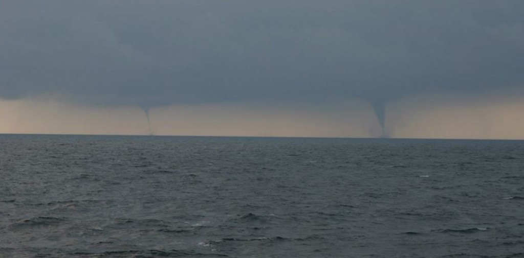 В сети появилось видео смерча в Бердянске