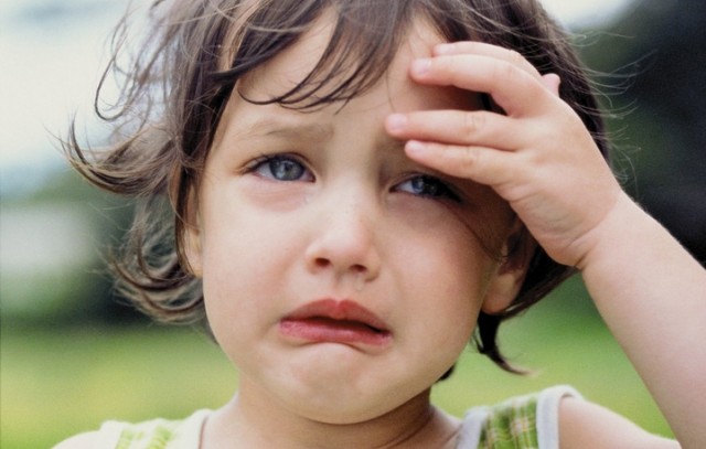 В Запорожье парень спас маленькую девочку и женщину, которые упали в выгребную яму