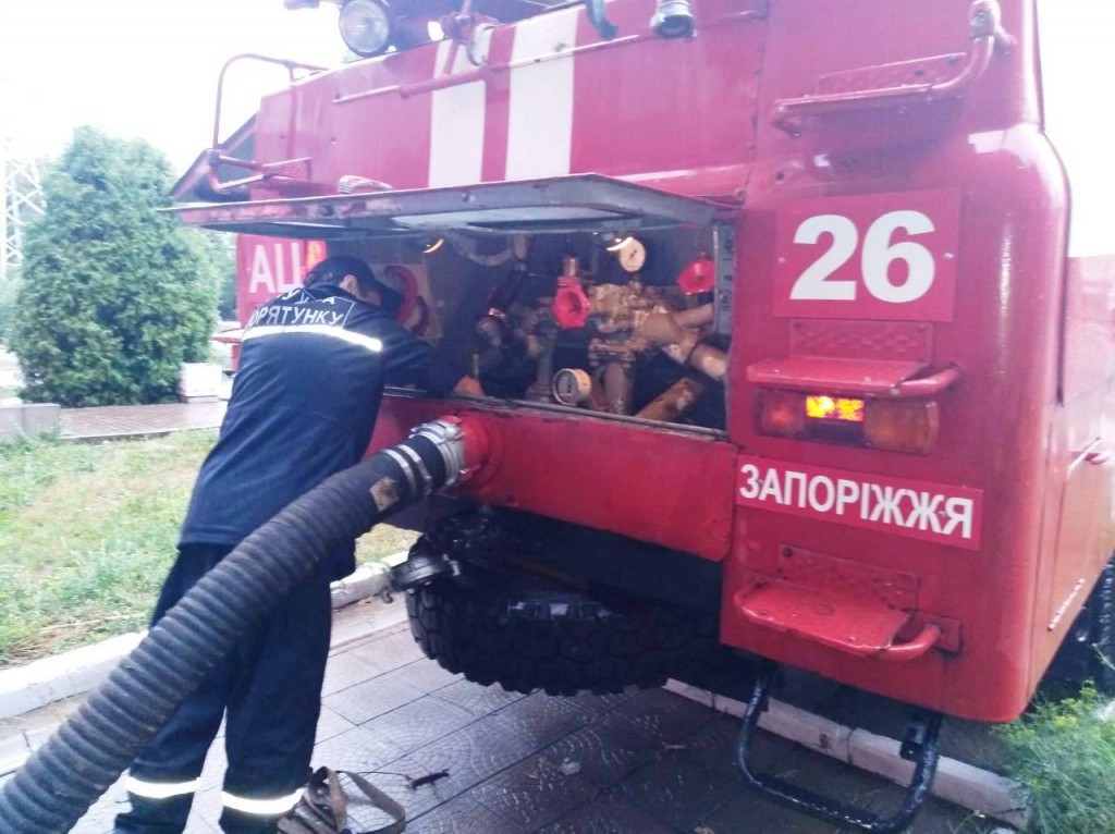 Как запорожцы пережили непогоду: удары молнией и водный плен для транспорта