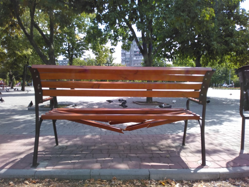 В запорожском парке вандалы повторно поломали те же лавочки (ФОТО)