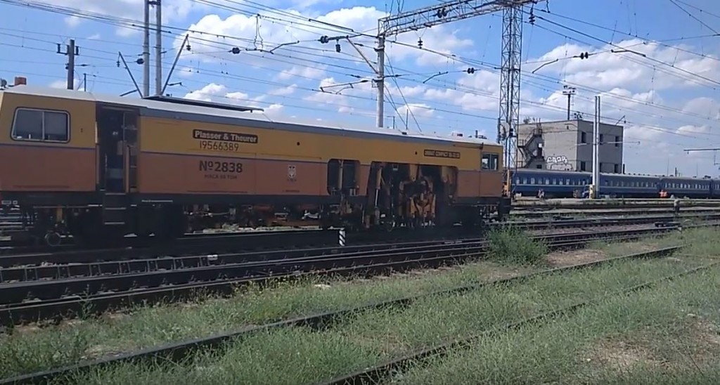 Как на вокзале «Запорожье-1» выравнивают рельсы (ВИДЕО)