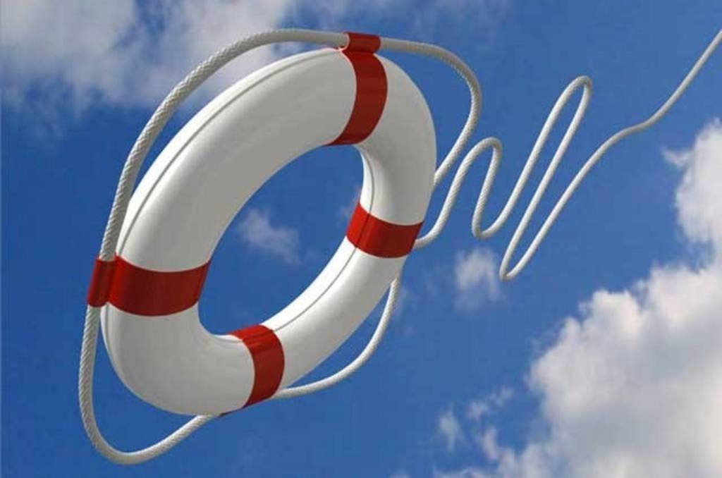 На запорожском курорте двух девушек на матрасе унесло на 2 километра от берега