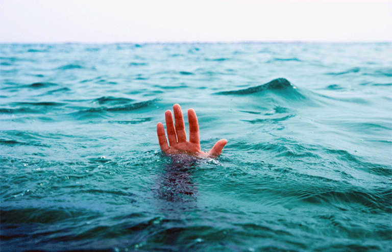 На запорожском курорте спасли обессиленную женщину, тонувшую в море