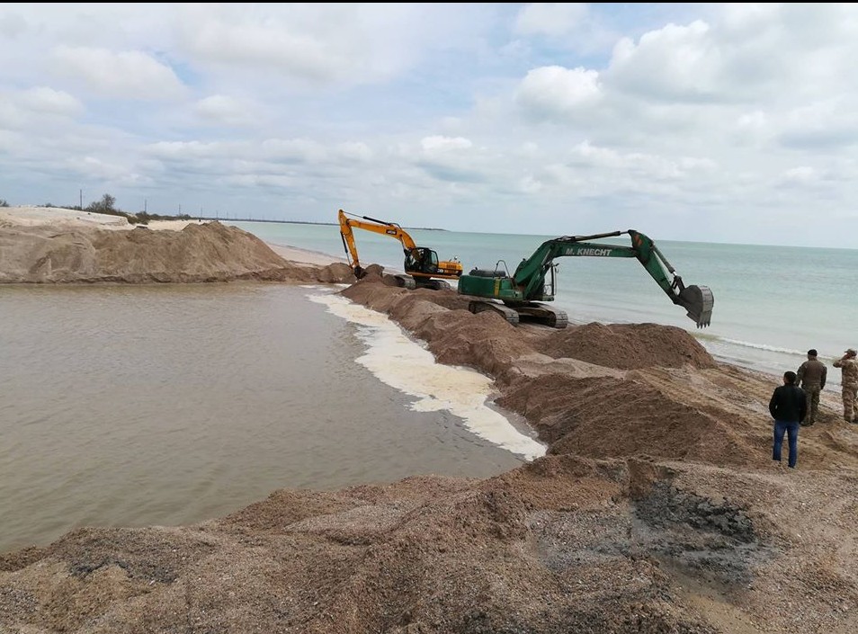 В Молочном лимане рыба оказалась на грани смерти из-за промоины (ВИДЕО)