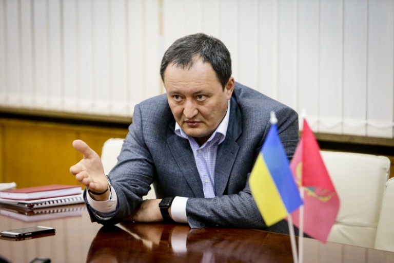 Врет и не краснеет: Константин Брыль ответил на публикации в СМИ о незадекларированных элитных авто