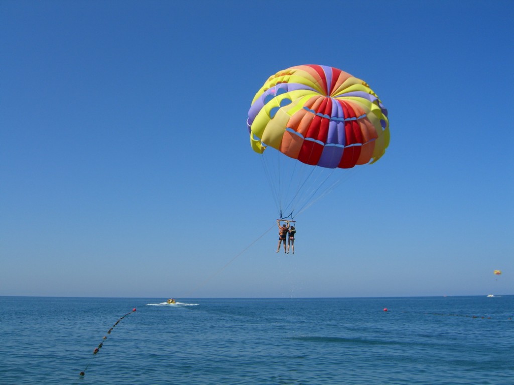 На запорожском курорте любительницу экстрима едва не унесло в море с парашютом (ВИДЕО)