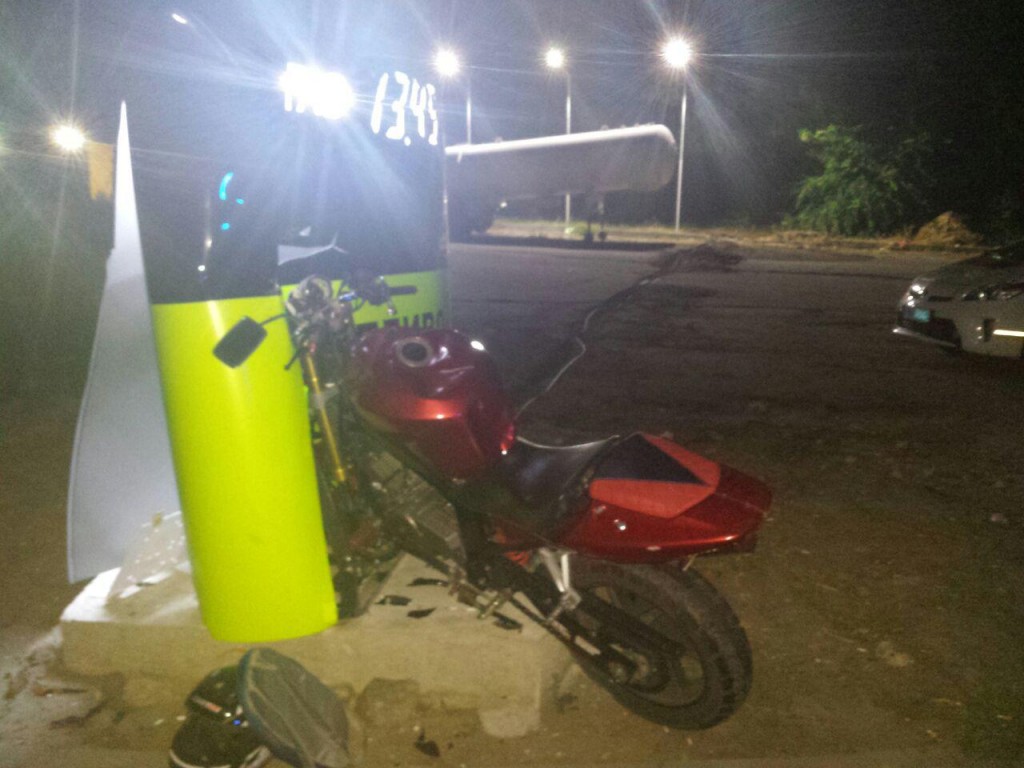 В Запорожье мотоциклист въехал в рекламный щит автозаправки (ФОТО)