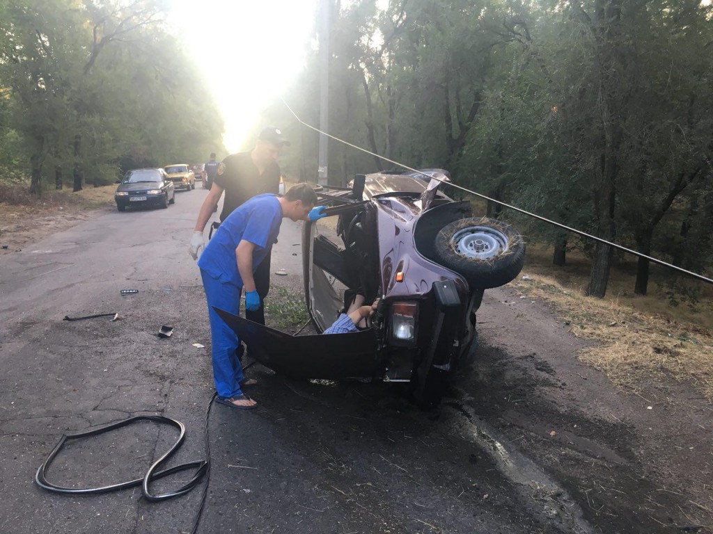 В Запорожье пьяный водитель влетел в электроопору: авто перевернулось, мужчина в больнице (ФОТО)