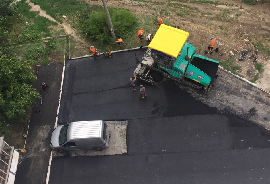 Курьез по-мелитопольски: рабочие заасфальтировали дорогу вокруг оставленного автомобиля (ФОТО)