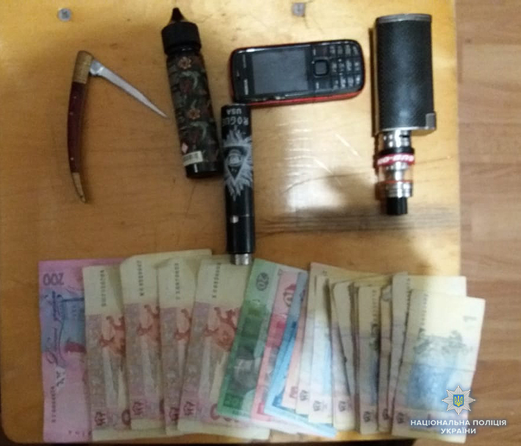 На запорожском курорте задержали двоих юношей, которые угрожая ножом, ограбили отдыхающих (ФОТО)